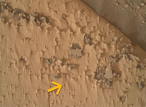 Curiosity'nin Valle Grande vadisinde karşılaştığı çukurlar, 14 yıllık görev boyunca Mars'ta görülen hiçbir oluşuma benzemiyor.