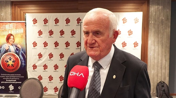 Öte yandan düzenlemenin okul kapılarında bitmesi istenmiyor; hedef, logolu ürünleri market raflarına da taşımak.