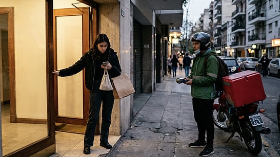 Psychologists Explain: 3 Common Mindsets of People Who Don't Tip Delivery Drivers
