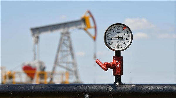 Brent petrol bir günde yüzde 1,6 değer kazanarak 99,49 dolara tırmandı, ardından 100 dolar bandına yerleşti.