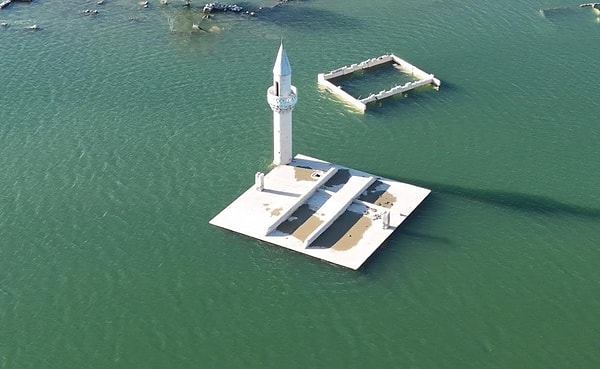 Cami, Ev Duvarları ve Bir Kilise Aynı Karede Ortaya Çıktı