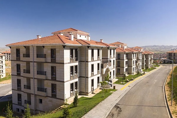 Ancak başvuru için yaş şartı tek başına yetmiyor: Evli olmak, hane gelirinin 100 bin liranın altında olması ve tapuda ev bulunmaması şart.