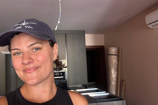 Amsterdam'daki hayatını geride bırakan 30 yaşındaki iç mimar Shalise Barnes, Sicilya'da satın aldığı 85 metrekarelik mağarayı önce yatırım için değerlendirmeyi planlıyordu.