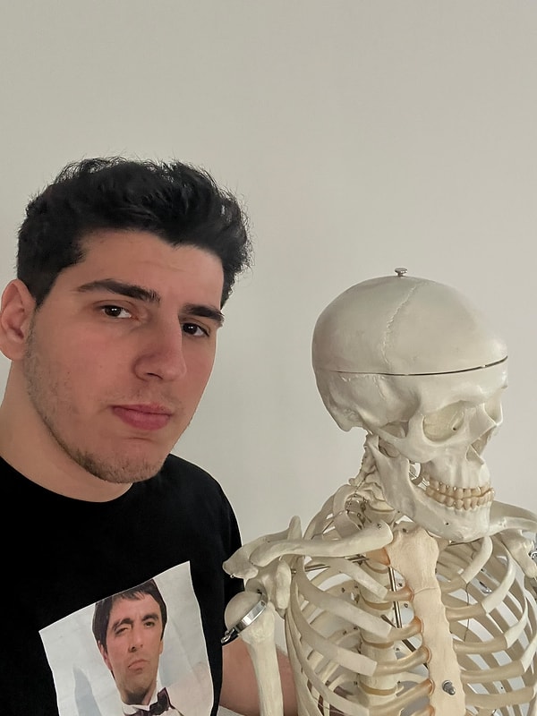 Akademik başarı ile sportif başarı çoğu zaman ciddi bir disiplin gerektiriyor; şiir ise biraz daha özgürlük isteyen bir alan. Sen disiplinle özgürlüğü hayatında nasıl dengeliyorsun?