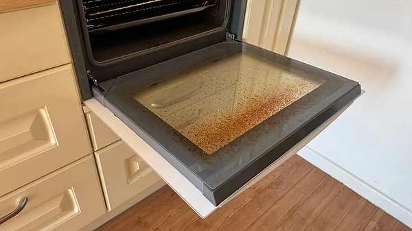 How to Clean Oven Glass With 2 Natural Ingredients