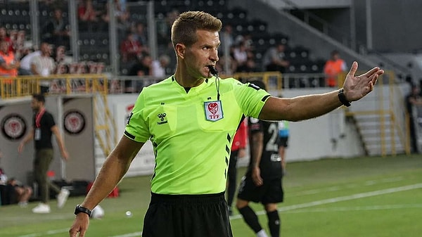Gürcan Hasova, maçı Beşiktaş’ın üçüncü golü atmasını engellemek çabası ile yönettiği izlenimi bıraktı.
