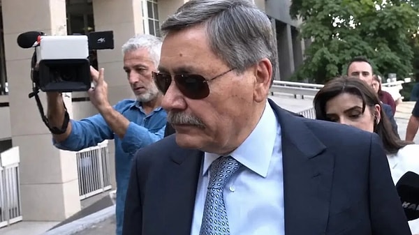 "Ağzında şak şak sakız... Utanarak izledim."