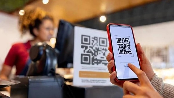 FBI, bazı sahte QR kodların kullanıcıları zararlı yazılım indirmeye yönlendirdiğini bildiriyor.