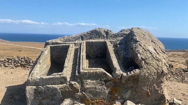 Mezar anıtı adanın antik nekropol alanının önemli bir parçası olarak öne çıkıyor