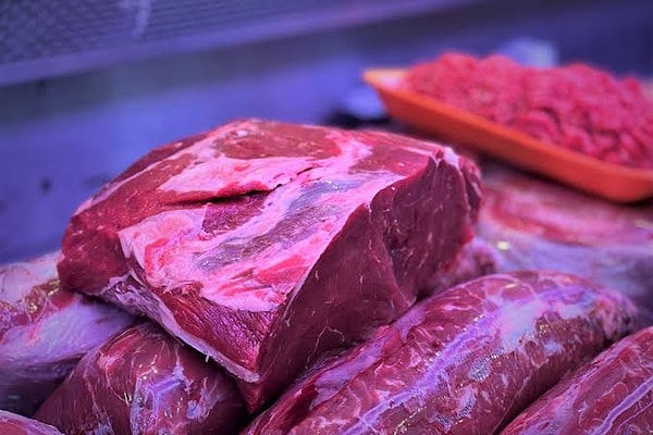Ayrıca tebliğ kapsamındaki ürünlerde etten gelen doğal protein ile teknolojik olarak kullanılması zorunlu olan milk, yumurta ve yoğurt gibi hayvansal bileşenler haricinde dışarıdan ekstra protein ve azot kaynaklarının eklenmesi engellenecek.