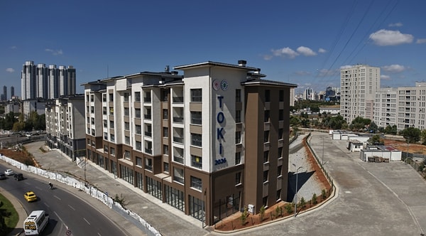 Çevre, Şehircilik ve İklim Değişikliği Bakanı Murat Kurum, İstanbul'daki kiralık sosyal konut projesine ilişkin Ataşehir'deki 3+1 örnek dairenin içinden görüntülerin yer aldığı bir paylaşım yaptı.