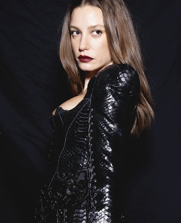 Serenay Sarıkaya dediğimizde yalnızca oyunculuğuyla değil, attığı her adımla gündem olmayı başaran o birkaç isimden birinden bahsediyoruz!