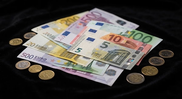 Euro da kur yarışında boş durmadı ancak dolar ve altın kadar istikrarlı bir yıldız olmadı.
