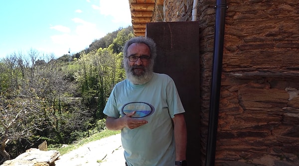 İnşaatçılık bilmeyen Tomás, kendi elleriyle taştan bir evi baştan sona yeniden ayağa kaldırdı.
