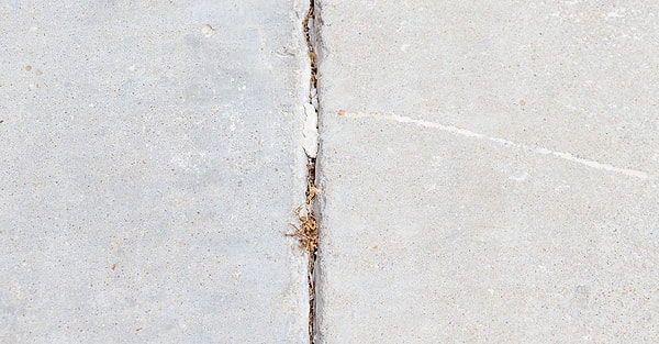 İlk testlerde insan saçından ince çatlaklar kendiliğinden kapandı, beton 900 kiloya yakın ağırlığa dayandı.