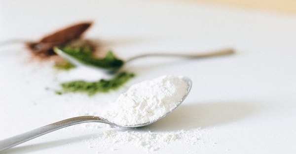 Karbonat ve limon suyu bir araya geldiğinde köpürür, bu köpük kireci çözmeye yardımcı olur.