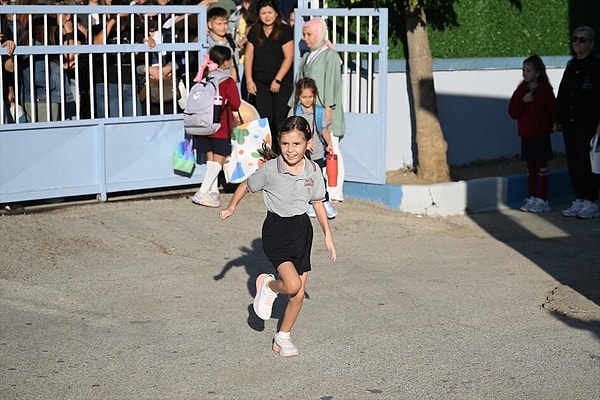 İlkokulda yazılı sınav kalktı, kantinlerde cips ve enerji içeceği yasaklandı: Karne yerine gelişim raporu verilecek.