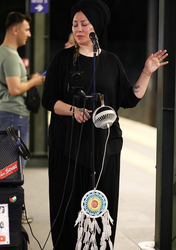 Sana önyargıyla yaklaşan veya tarzını yadırgayan birine “Önce bir dinle,” diyerek açacağın ilk şarkın hangisi olurdu?