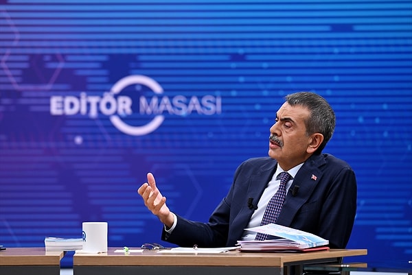 Bakan Tekin, öğretmenlerin beyaz önlük giymesine ilişin düzenlemeye de değindi.