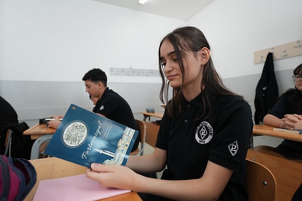 Edebiyat öğretmenlerinin hazırladığı "Pertevniyal" kitabı, 159. dönem öğrencilerine okulun tarihini ve aidiyet kültürünü tanıtıyor.