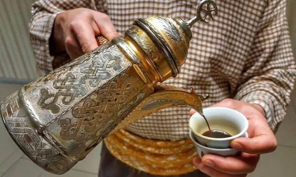 Fincanı Yere ya da Masaya Bırakanın Cezası Ağır!