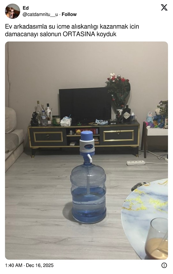 Su içmeyi alışkanlık haline getirmek için damacana salonun ortasına kondu