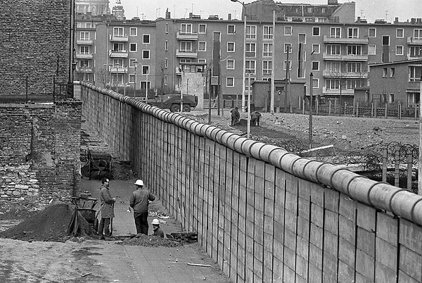 9. Berlin Duvarı hangi yıl yıkılmıştır?