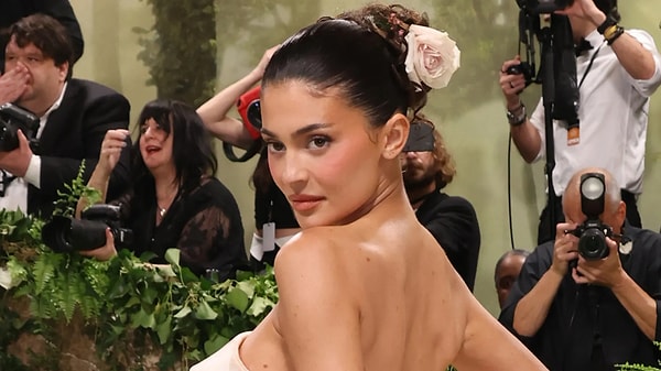 Kylie Jenner, on yaşındayken başladığı reality şovla tanınıp kozmetik imparatorluğuyla milyarlarca dolarlık bir servet kurdu.