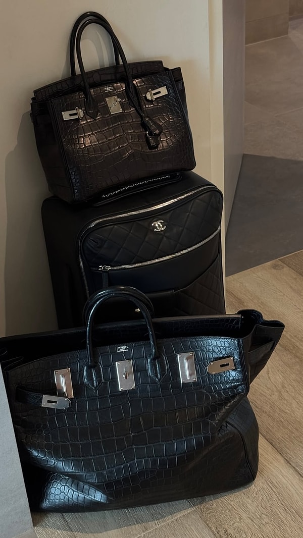 Kylie Jenner'ın gardırobunda dokuz rafı dolduran Hermès Birkin koleksiyonu, tek başına küçük bir servet değerinde.