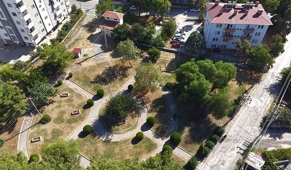 Mezarlığın büyük bölümü taşındı, 20 mezar taşı hâlâ parkın ortasında duruyor.