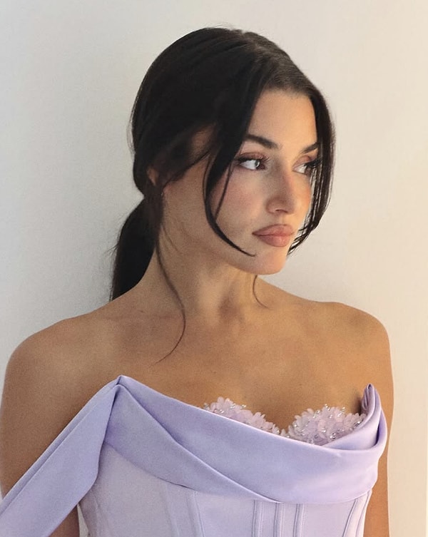 Hande Erçel'in oyunculuğu zaman zaman tartışmaya açılsa da güzelliği, stili ve özellikle son yıllardaki uluslararası yükselişi konusunda hakkını yememek lazım!