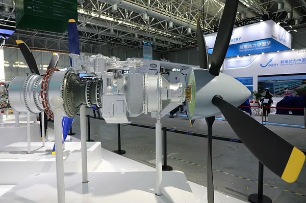 AEP100 adı verilen bu megavat sınıfı hidrojen motoru, 6 Nisan 2026'da Hunan eyaletindeki Zhuzhou'da 7,5 tonluk insansız bir kargo uçağını 300 metre irtifaya çıkardı.