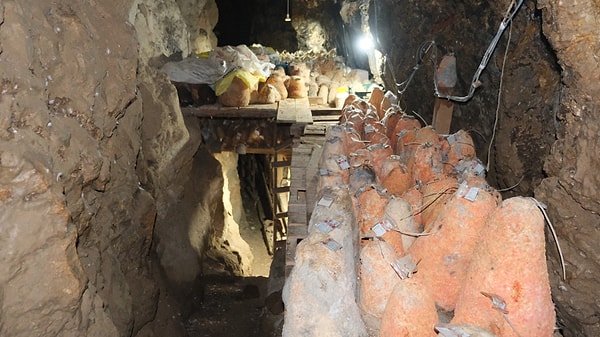 İklim şartlarının ve mera verimliliğinin elverişli seyretmesiyle bereketli bir sezon geçirdiklerini belirten Divle Köyü Muhtarı Tacettin Durna, bu yıl mağarada yaklaşık 42 ton peynirin olgunlaştığını ifade etti.