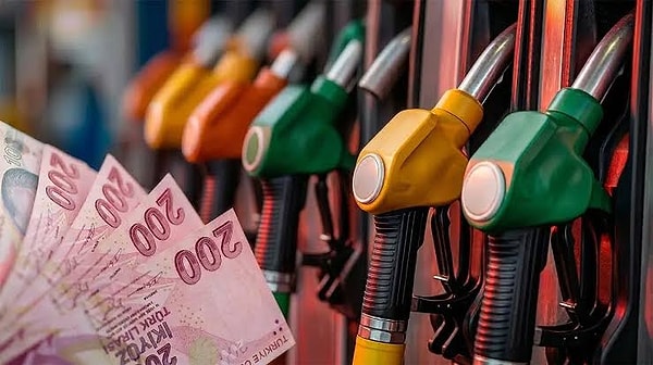 Akaryakıt istasyonlarında uzun süredir kullanılan ve iki haneli fiyatların gösterildiği tabelalar, motorin fiyatlarının 100 lirayı aşmasıyla yetersiz kaldı.