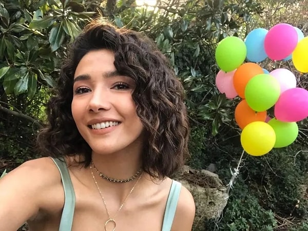 Aybüke Pusat, TRT'nin Teşkilat dizisinden çıkarıldıktan sonra Halef: Köklerin Çağrısı'nda başrol oynadı.