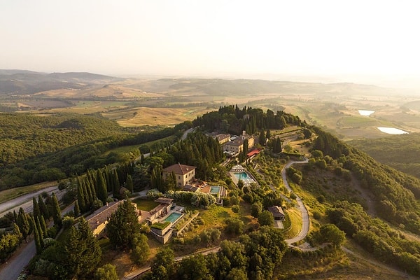 Sekizinci Sırayı İki Otel Paylaştı: Toskana'dan Castiglion del Bosco, Maldivler'den Waldorf Astoria Ithaafushi