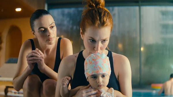 Dizi bugün Netflix'te yayına girdikten hemen sonra izleyiciler sosyal medyada yorum yağdırmaya başladı.