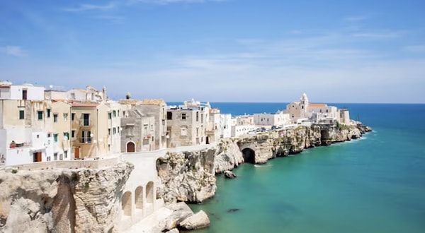 Vieste sakini Daniel, yaşadığı kasabadaki durumu çok sert sözlerle anlattı: yıllık kirayla ev bulmak artık neredeyse imkansız hale geldi ve kentin konut dokusu kısa süreli turistik kiralamalarla pansiyonlar tarafından tamamen ele geçirildi.