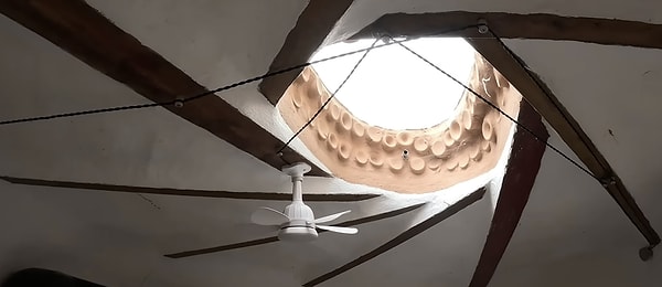 Elektrik ve su altyapısından yoksun olan arazi, kurulu özel sistemler sayesinde dışa bağımlı olmadan işletiliyor.