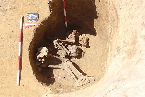 Hendeklerde ve kuyularda bulunan insan kalıntıları ve askeri mühimmatlar bölgedeki çatışmanın şiddetini gözler önüne seriyor.
