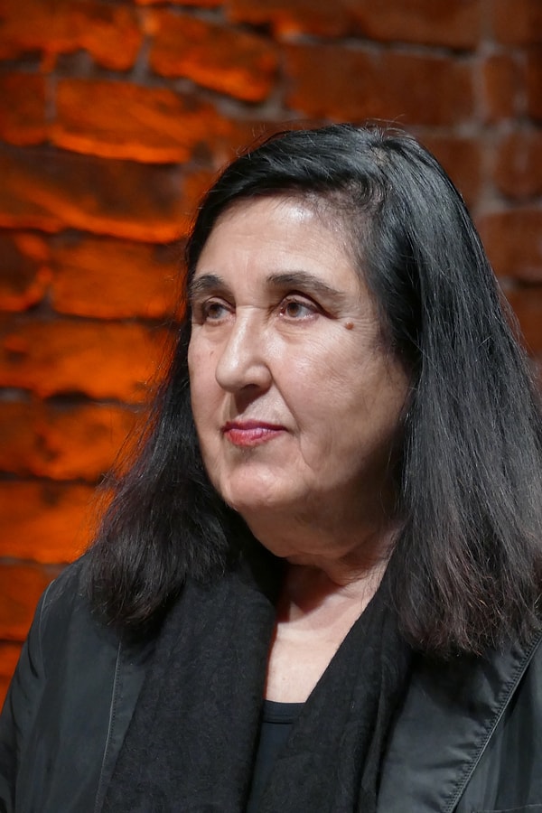 Bunca yıl gözlerden uzak kalan Semra Özdamar'ın yıllar sonra nasıl göründüğü de haliyle hep merak edildi. Fakat iş Semra Hoca'nın "son hali" diye paylaşılan fotoğraflara gelince ortada yıllardır süren epey büyük bir karışıklık vardı.