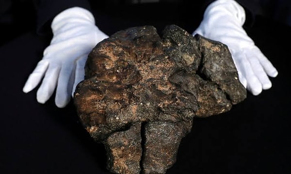 Göktaşının uzay süreci Ay yüzeyine çarpan başka bir meteorun etkisiyle başladı