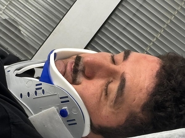 Ambulansta boynuna koruyucu korse takılan Akay'ın çektiği kareler, kazanın şiddetini ortaya koydu.