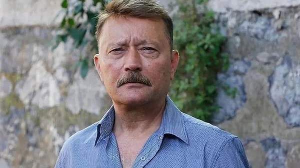 Emekli Albay Hasan Atilla Uğur, Kıbrıs Uçağından İnince Doğrudan Pasaport Kontrolünde Jandarma Ekiplerince Durduruldu.