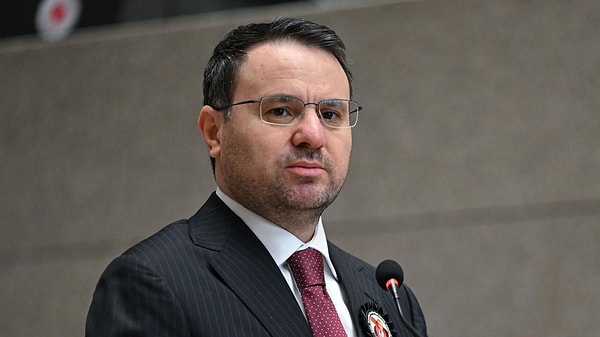 Adalet Bakanı Akın Gürlek, İstanbul Cumhuriyet Başsavcılığınca sermaye piyasalarında gerçekleştirilen şüpheli işlemlere yönelik yürütülen soruşturmalarda fon yönetim kurulu başkan ve üyelerinin de aralarında bulunduğu 4 şüphelinin tutuklandığını, 51 kişi hakkında ise yurt dışına çıkış yasağı şeklinde adli kontrol tedbiri uygulandığını açıkladı.
