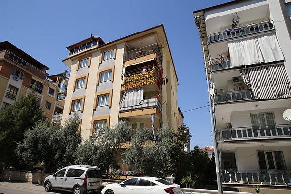 Yaklaşık 8 yıl önce eşini kanser nedeniyle kaybeden üç çocuk annesi Peksöz, ev kirası ve çocuklarının eğitim masraflarını karşılayabilmek amacıyla yakınlarının tavsiyesiyle kurutmalık biber üretmeye karar verdi.