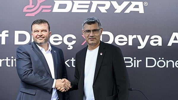Derya Arms Yönetim Kurulu Başkanı Mehmet Çeler ile Yusuf Dikeç, İstanbul'da düzenlenen imza töreninde el sıkıştı.