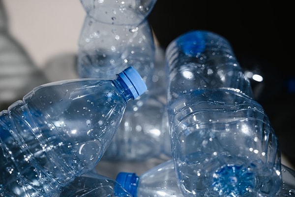 Geri dönüştürülmüş plastik, kaliteye göre şişenin görünümünde fark yaratıyor.