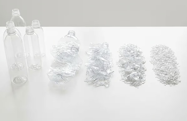 AB kurallarına göre PET şişelerde 2025'ten itibaren en az yüzde 25 geri dönüştürülmüş plastik kullanılması zorunlu, bu oran 2030'da yüzde 30'a çıkacak.