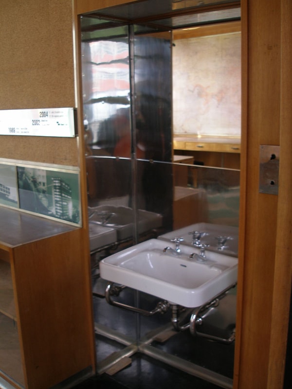 Asansör ofisi masa, lavabo ve telefonla donatılmıştı ama hiç kullanılmadı